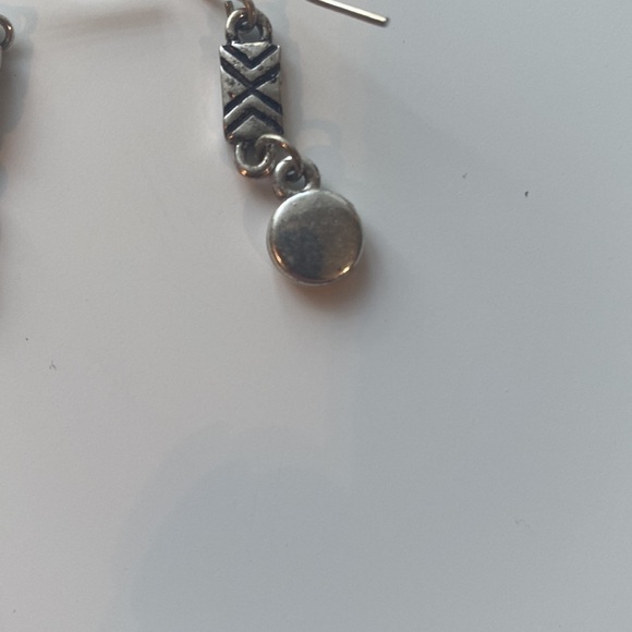 Triangle pattern | Black/ Silver color | pair of earrings - Picture 2 of 4